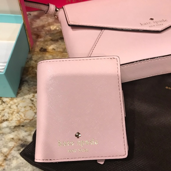 ✅SOLD✅ Kate Spade Crossbody/Matching Wallet - Picture 2 of 7
